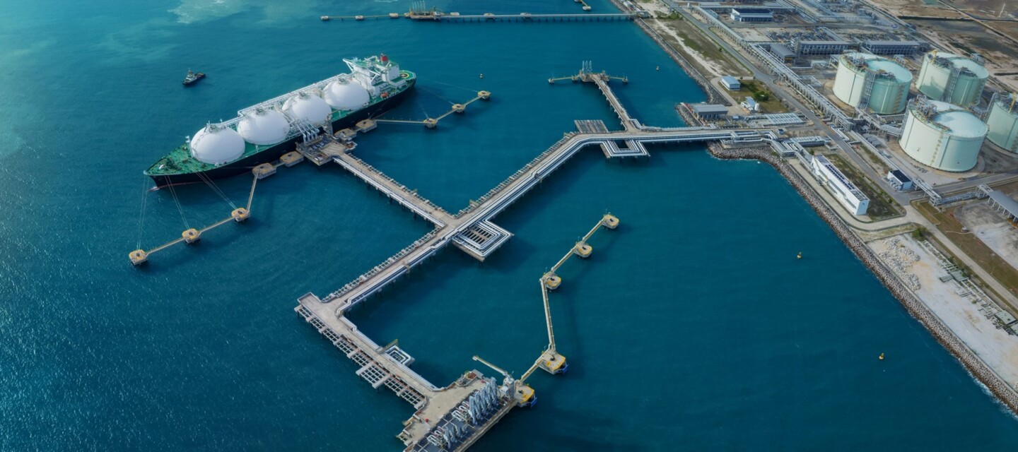 LNG terminal infrastructure including ship, piers, pipelines, and tanks, highlighting the need for distributed sensing solutions LNG terminal infrastructure including ship, piers, pipelines, and tanks, highlighting the need for distributed sensing solutions