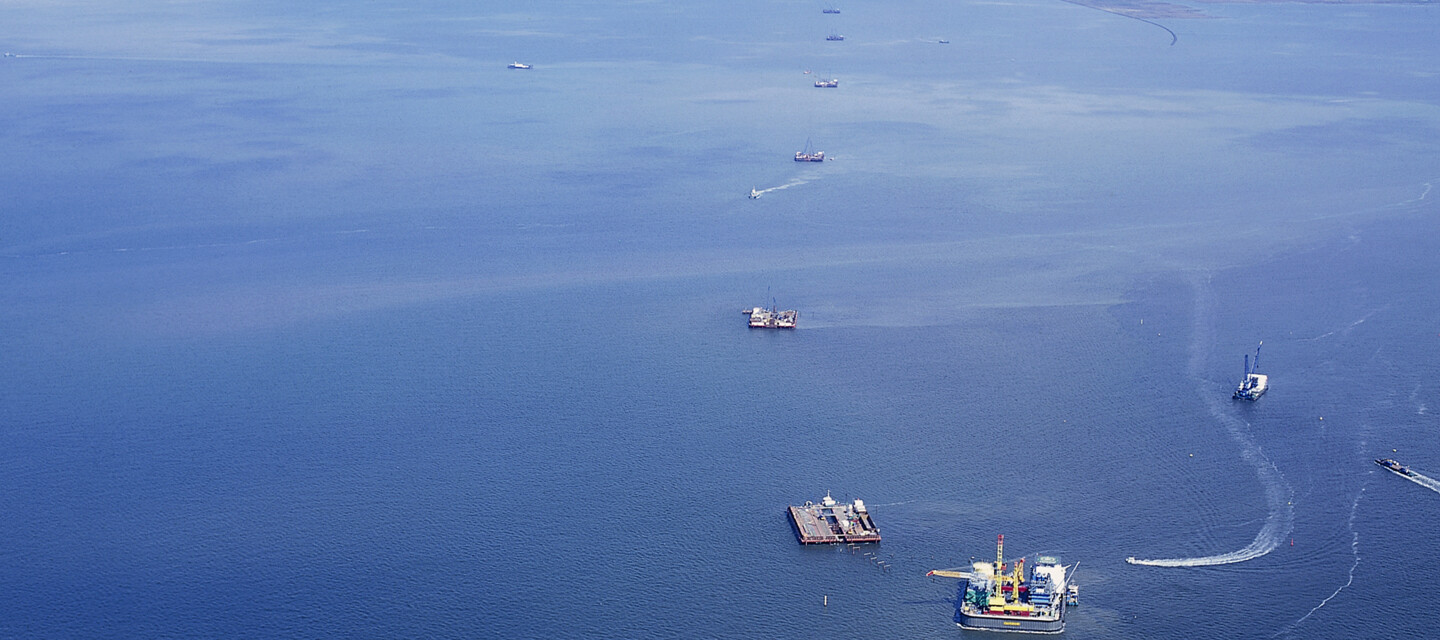 Offshore platforms and vessels working on marine infrastructure, highlighting the need for asset monitoring Offshore platforms and vessels working on marine infrastructure, highlighting the need for asset monitoring