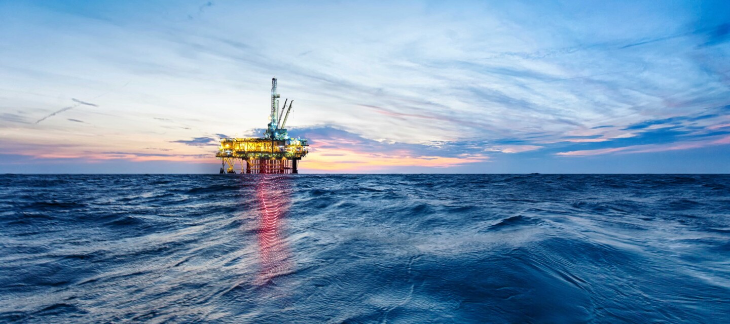 AP Sensing Glasfaser-Sensorik zur Überwachung von Offshore-Plattformen im Meer bei Sonnenuntergang AP Sensing Glasfaser-Sensorik zur Überwachung von Offshore-Plattformen im Meer bei Sonnenuntergang