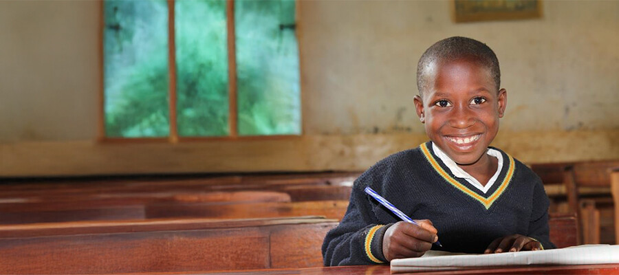 AP Sensing supports educational projects Sicherheit durch AP Sensing ermöglicht eine bessere Zukunft für Kinder wie diesen Schüler