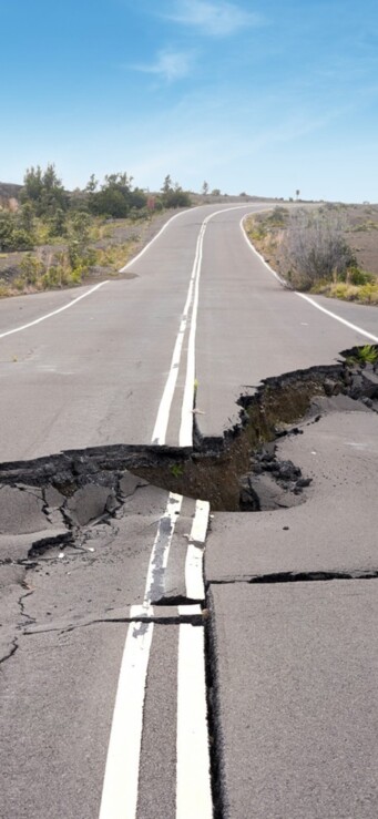 Schwere Straßenschäden durch Bodensenkung oder Erdbeben. Faseroptische Sensorik schützt kritische Infrastruktur Schwere Straßenschäden durch Bodensenkung oder Erdbeben. Faseroptische Sensorik schützt kritische Infrastruktur