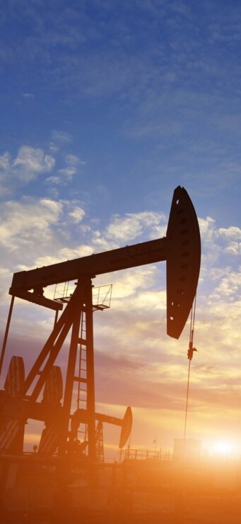 Ölförderpumpen bei Sonnenuntergang, die Öl- und Gasinfrastruktur darstellen, die von AP Sensing Lösungen überwacht wird Ölförderpumpen bei Sonnenuntergang, die Öl- und Gasinfrastruktur darstellen, die von AP Sensing Lösungen überwacht wird