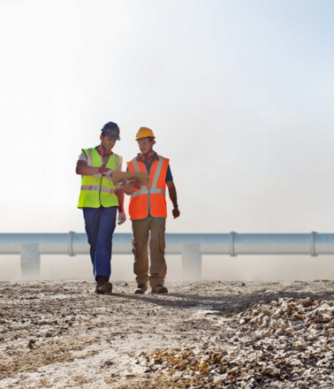 Engineering team in front of a pipeline On-site inspection and monitoring of critical pipeline infrastructure with AP Sensing
