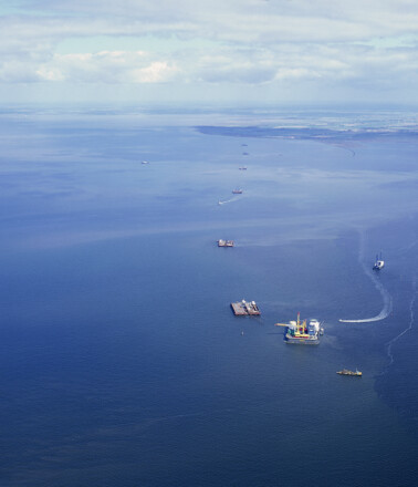 Offshore platforms and vessels working on marine infrastructure, highlighting the need for asset monitoring Offshore platforms and vessels working on marine infrastructure, highlighting the need for asset monitoring