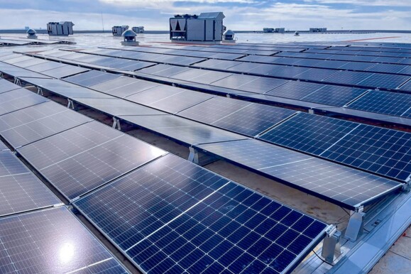Rooftop solar and HVAC installation, ideal for AP Sensing's linear heat and temperature monitoring systems Rooftop solar and HVAC installation, ideal for AP Sensing's linear heat and temperature monitoring systems